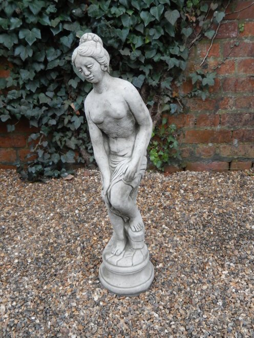 KF76 Small Bathing Lady